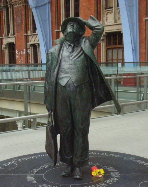 Betjeman statue at St Pancras station